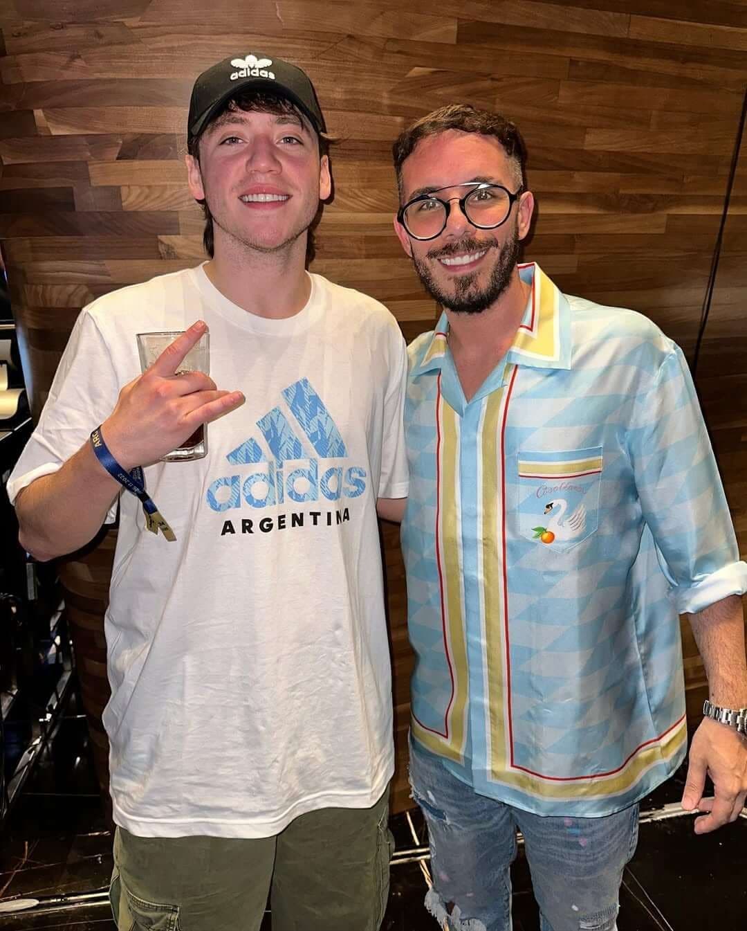 Fer Palacio junto a un invitado en un evento