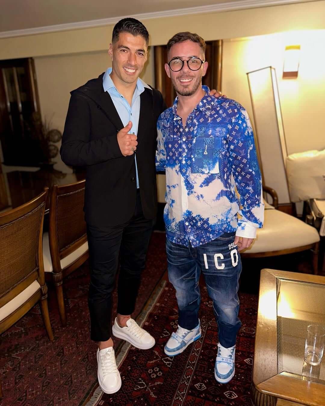 Fer Palacio en backstage junto a un invitado