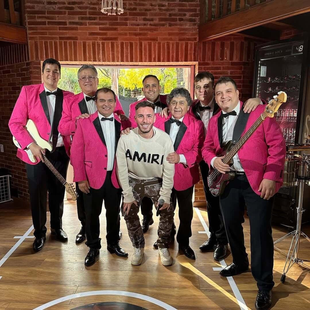 Fer Palacio con una banda en vivo durante una fiesta