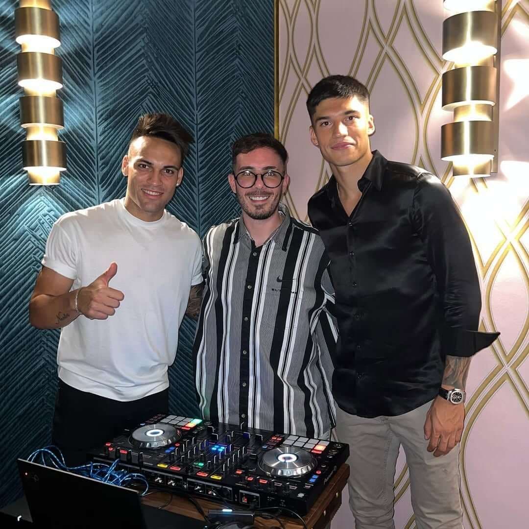 Fer Palacio tocando en una fiesta privada acompañado por dos invitados