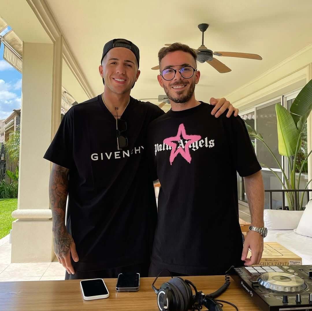 Fer Palacio tocando en una casa con un invitado al lado