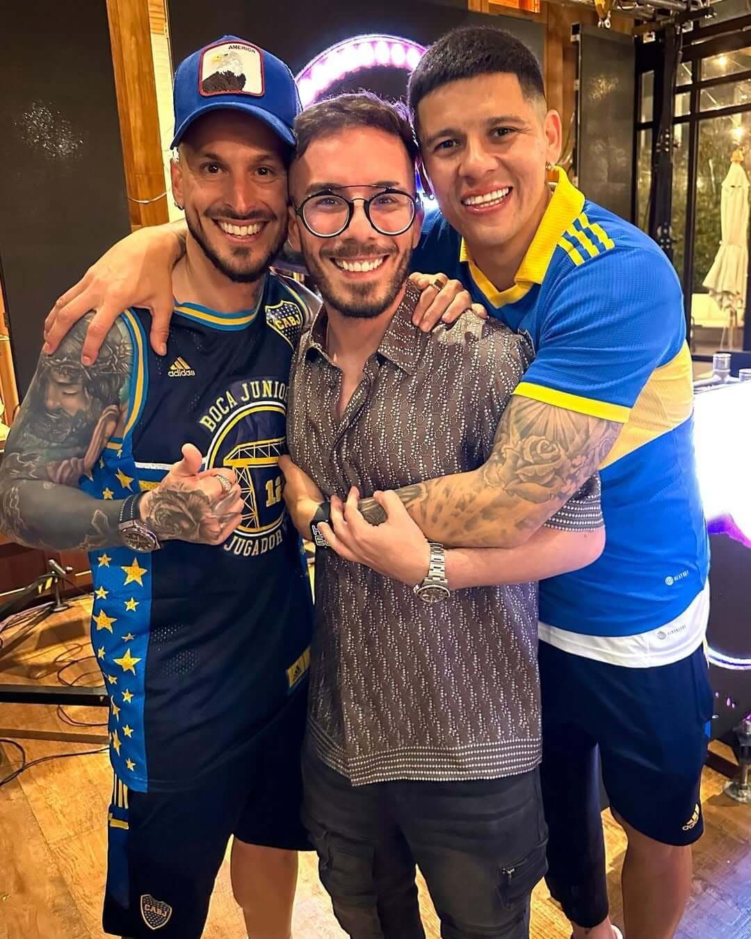 Fer Palacio abrazado con dos invitados con camisetas de fútbol