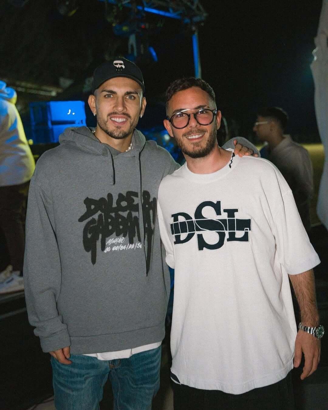 Fer Palacio con un invitado durante una fiesta de noche