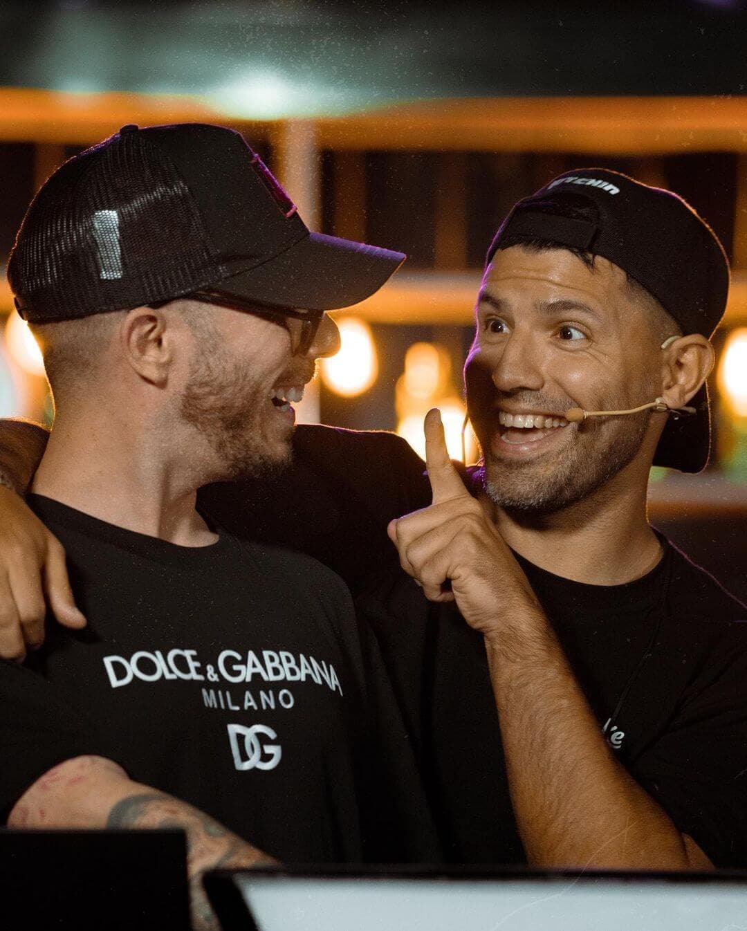 Fer Palacio riéndose con un invitado durante un show